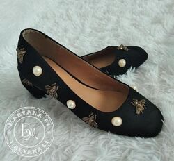 Трендові балетки з бджілками