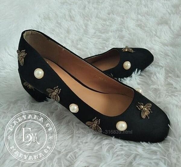 Трендові балетки з бджілками