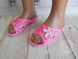Яскраві літні шльопанці / рожеві