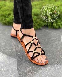 Жіночі плетені босоніжки з лакованої екошкіри / чорні