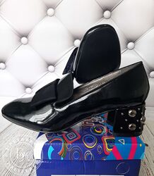 Жіночі лаковані туфлі на підборах із декором / чорні