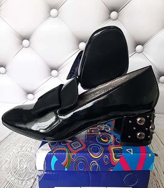 Жіночі лаковані туфлі на підборах із декором / чорні