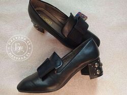 Жіночі туфлі на підборах із декором / чорні