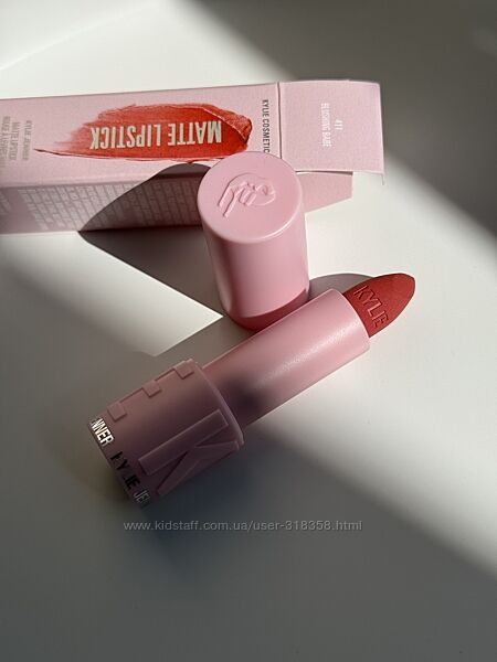 Помада від Kylie Jenner 411 blushing babe