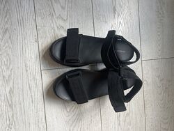 Босоніжки на платформі