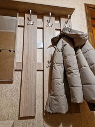 Милая, уютная прихожая со шкафом для об, тумбой, зеркалом, вешалкой и полкой