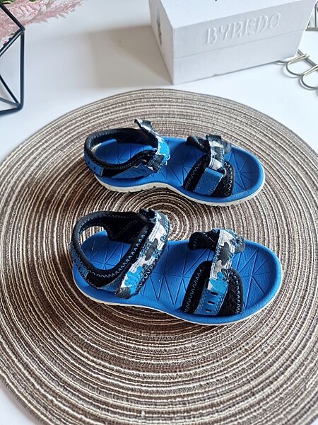 Clarks класні сандалі р 8f , р.25.5 
