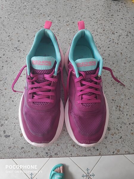 Кросівки Sketchers.