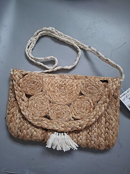 трендовая плетенная сумка клатч kiabi