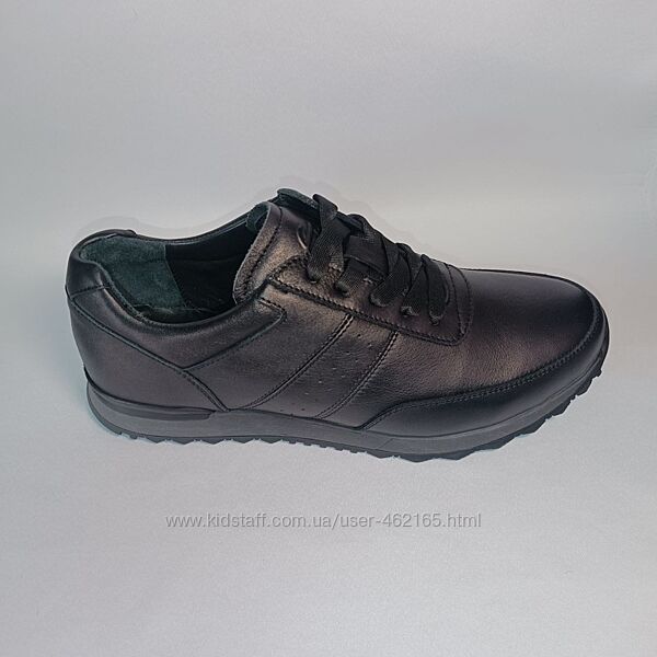 Шкіряні чорні кросівки на шнурівці та легкій підошві