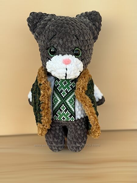 Котики-братики у вишиванці та безрукавці