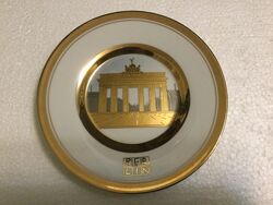 Сувенірні магніти та тарілки з різних міст Німеччини.