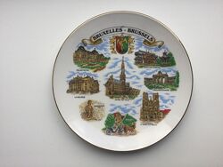 Красивые сувенирные тарелки и магниты из Бельгии.