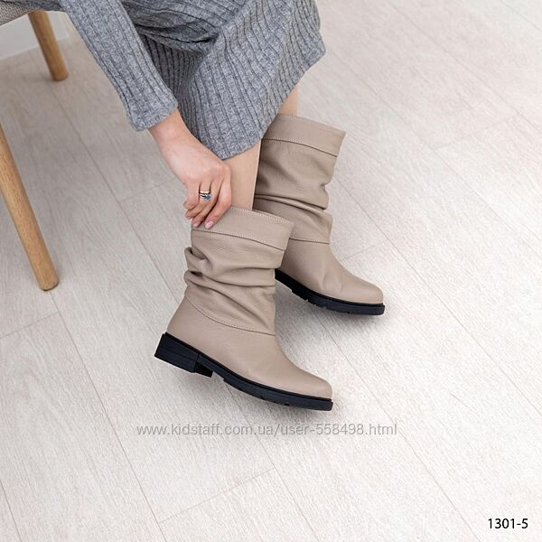 Шкіряні зимові бежеві напівчобітки на невеликому підборі