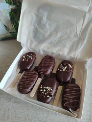 Тістечко шоколадне і ванільне в глазурі у форматі ескімо на паличці