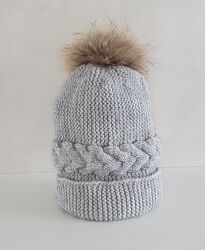 Жіноча шапка з помпоном зимова