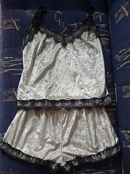 Піжамка красивого молочного кольору обмін