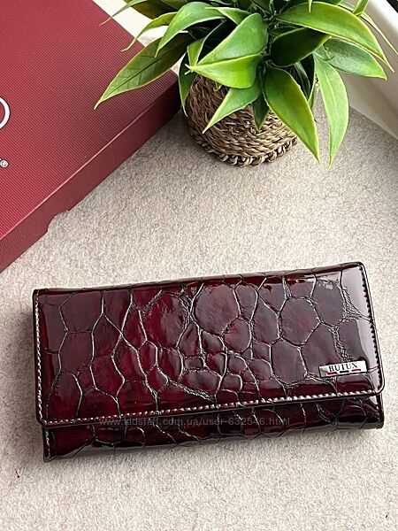 Класичні жіночі гаманці з натуральної шкіри на кнопці