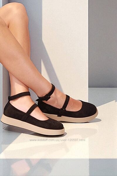 Жіночі туфлі чорного кольору з замші на світлій платформі