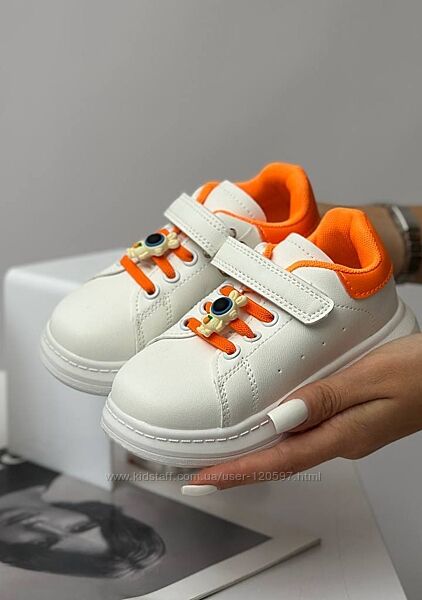 Білі кросівки на малечу