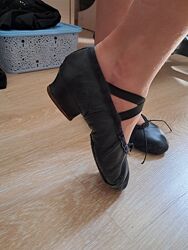 Туфли кожанные Riva Geline для тренанцев с каблучком на размер ноги 31-33