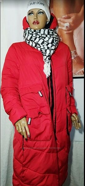 Червона довга куртка пальто