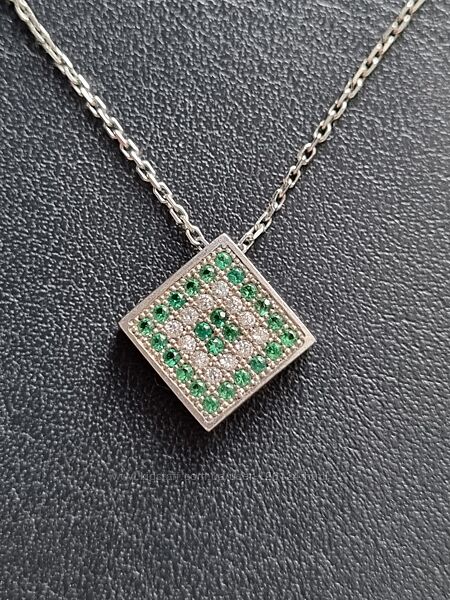 Срібне кольє з підвісом ромб з фіанітами, 925 проба