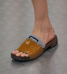 Трендовые деревянные шлепки мюли сабо Miu Miu  подарок 