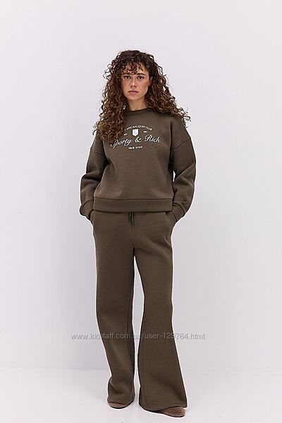 Комплект зі світшотом та прямими штанами пошитий з трикотажу з начосом.