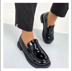 Лаковані лофери 