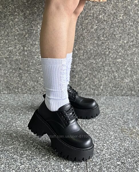 Чорні матові туфлі броги на шнуровці