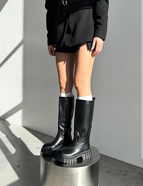 Чорні високі чоботи труби