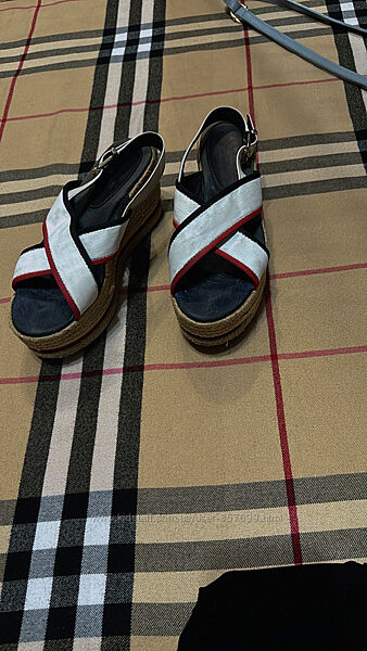 Продаю класні босоніжки Tommy класний варіант. Розмір 37. Модель дуже зручна