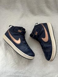 Кроссовки фирмы Nike 34 размера по стельке 22,3 см.
