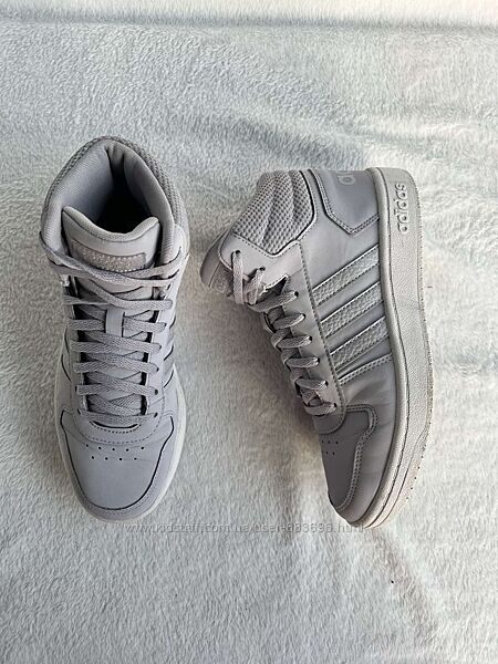 Кросівки хайтопи фірми adidas 38,5 розміру за устілкою 24,5 см.