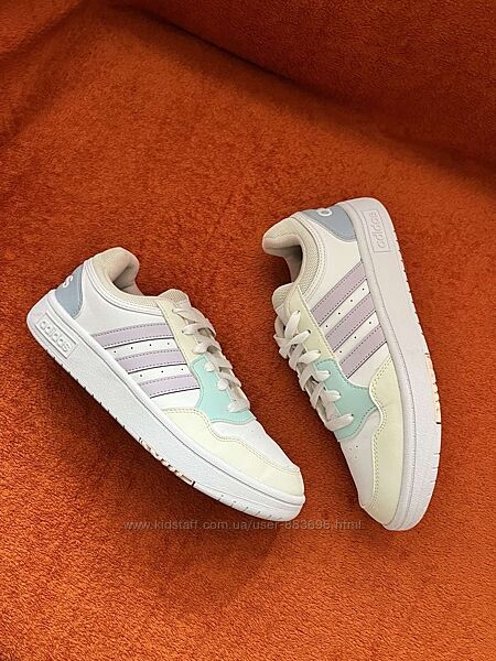 Кроссовки фирмы adidas 39,5 размера по стельке 25 см.