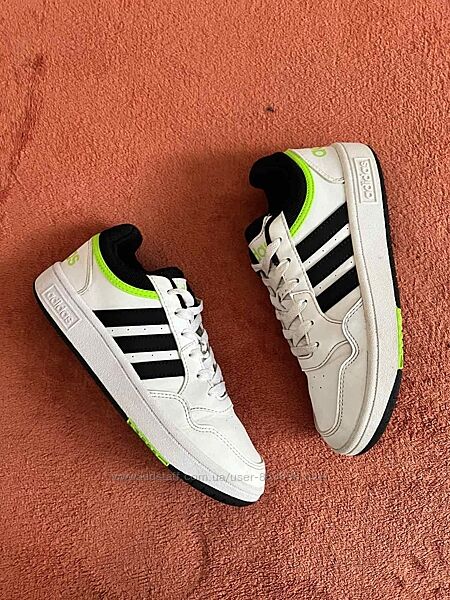 Кросівки фірми adidas 36 розміру по устілці 23,5 см.