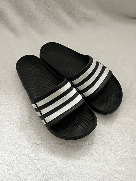 Шлёпанцы фирмы adidas размер k 8 наш 40 размер по стельке 26 см.