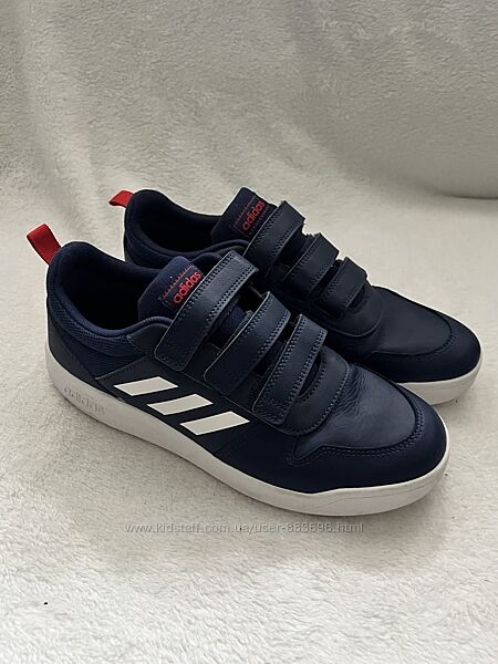Кроссовки фирмы adidas 40 размера по стельке 25,5 см.
