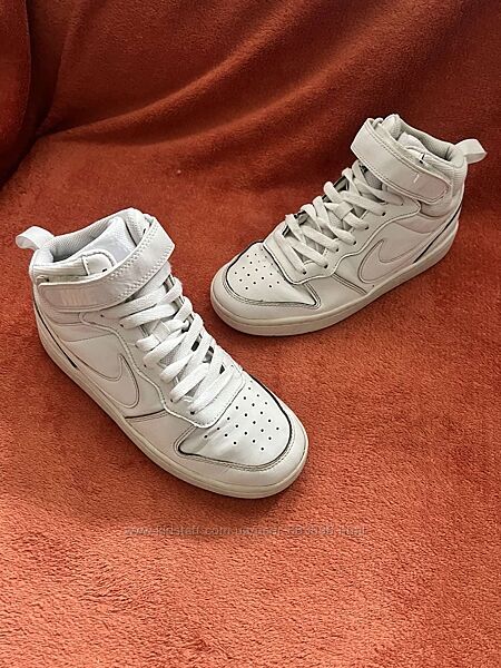 Кроссовки хайтопы фирмы nike 37 размера по стельке 23,5 см.