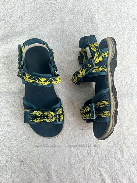 Босоножки фирмы jack wolfskin 33 размер по стельке от края до края 20,5 см.