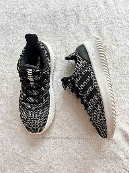 Кроссовки фирмы adidas 38 размера по стельке 24 см.