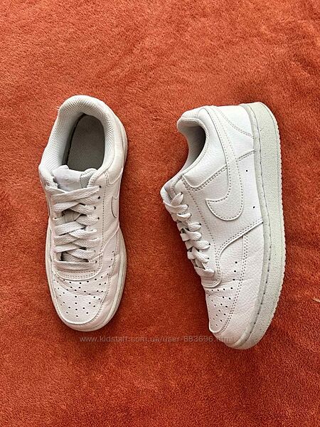 Кроссовки фирмы nike 38 размера по стельке 24,5 см.
