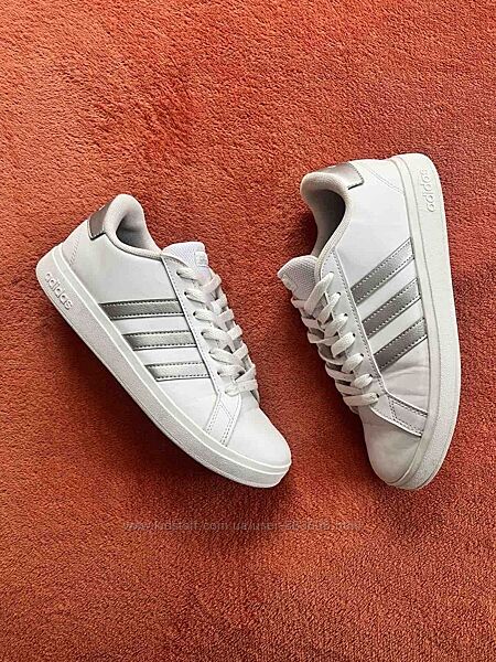 Кросівки фірми adidas 38,5 розміру за устілкою 25,5 см.