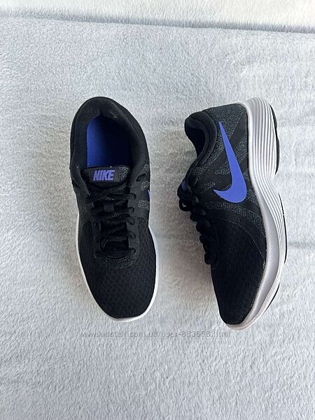 Кроссовки фирмы nike 38 размера по стельке 24,5 см.