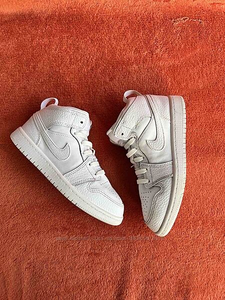 Кроссовки фирмы nike 32 размера по стельке 21 см.
