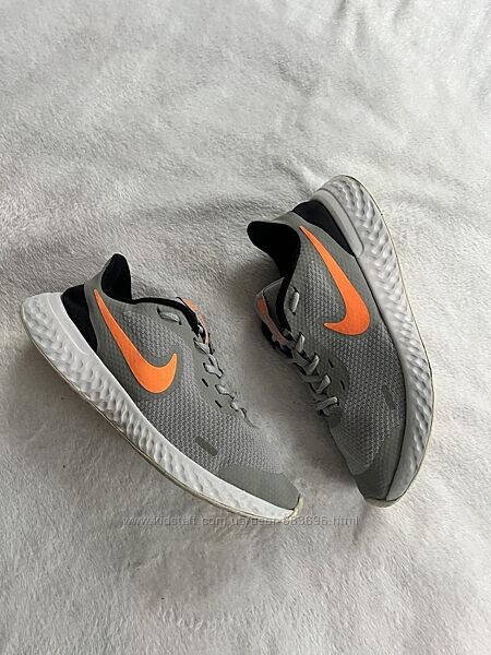 Кросівки фірми nike 39 розміру за устілкою 25,5 см.