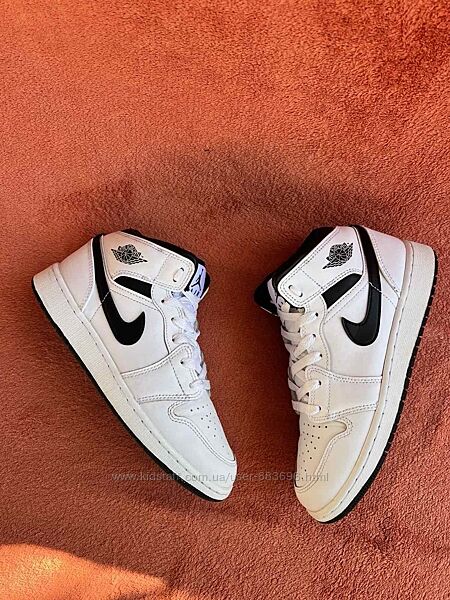 Кросівки хайтопи фірми jordan 38,5 розміру за устілкою 25 см.
