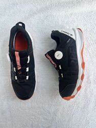 Кросівки фірми adidas 39,5 розміру за устілкою 25,5 см.