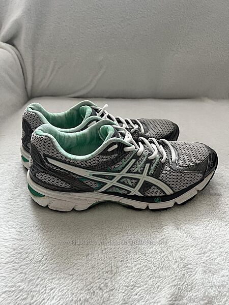 Кросівки фірми Asics 41,5 розміру за устілкою 26,5 см.